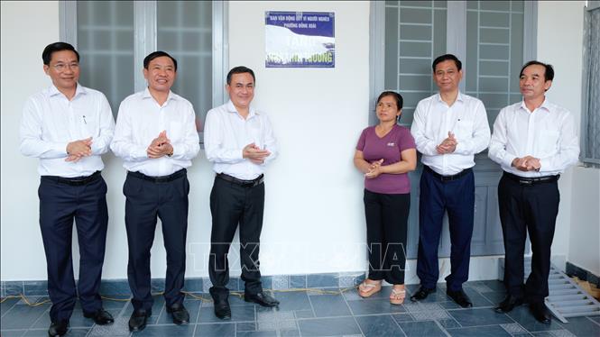 Phó Chủ tịch UBND thành phố Đồng Nai Lê Trường Sơn và lãnh đạo phường Đồng Xoài trao nhà tình thương cho hộ gia đình khó khăn về nhà ở. Ảnh: Nhật Bình – TTXVN