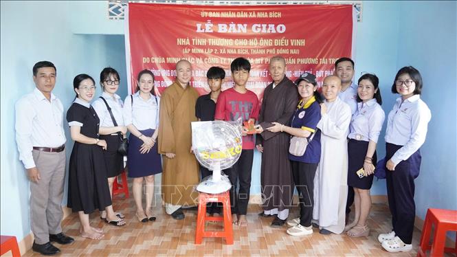 Lãnh đạo xã Nha Bích (thành phố Đồng Nai) và nhà tài trợ bàn giao nhà tình thương cho hộ gia đình ông Điểu Vinh. Ảnh: Nhật Bình – TTXVN