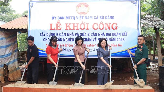 Các đại biểu thực hiện nghi thức khởi công xây dựng 6 căn nhà và sửa chữa 2 căn nhà Đại đoàn kết cho các hộ gia đình khó khăn về nhà ở tại xã Bù Đăng (thành phố Đồng Nai). Ảnh: Nhật Bình – TTXVN
