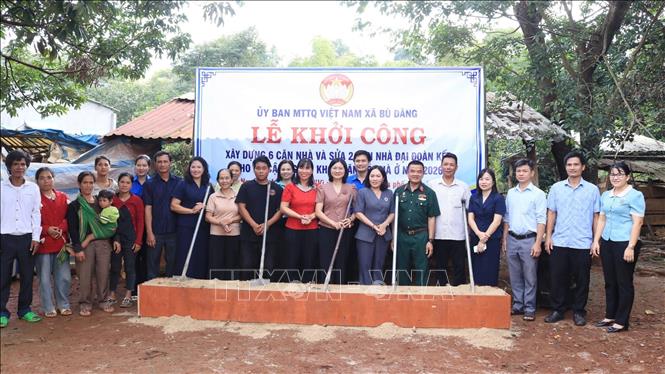 Ủy ban MTTQ Việt Nam xã Bù Đăng (thành phố Đồng Nai) khởi công xây dựng 6 căn nhà và sửa chữa 2 căn nhà Đại đoàn kết cho các hộ gia đình khó khăn về nhà ở. Ảnh: Nhật Bình – TTXVN