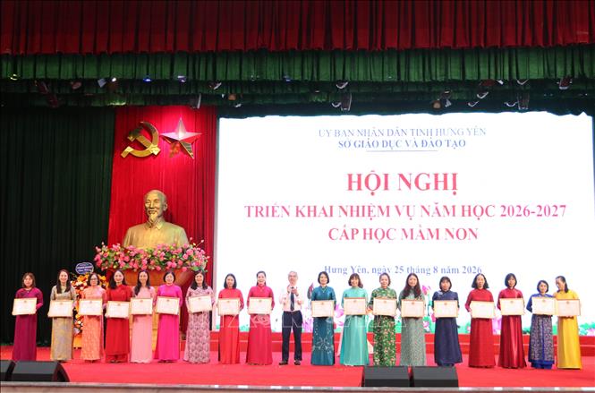 Lãnh đạo Sở Giáo dục và Đào tạo tỉnh Hưng Yên trao giấy khen cho 18 cá nhân có thành tích xuất sắc. Ảnh: Thu Hoài - TTXVN