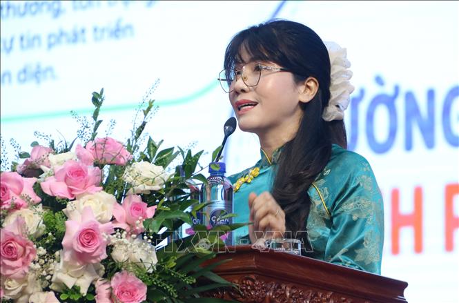 Cô giáo Nguyễn Thị Hưng, Hiệu trường trường Mầm non Thiên Đức (phường Phố Hiến, tỉnh Hưng Yên) trình bày tham luận. Ảnh: Thu Hoài - TTXVN