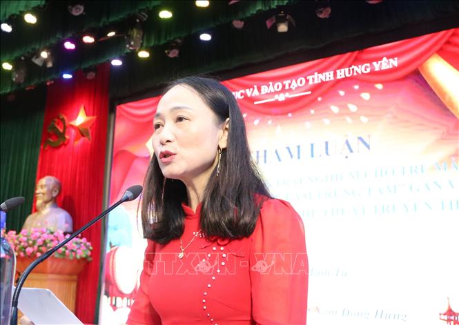Cô giáo Nhâm Thị Tứ, Hiệu trưởng trường Mầm non Đông Hoàng (xã Nam Đông Hưng, tỉnh Hưng Yên) trình bày tham luận. Ảnh: Thu Hoài - TTXVN