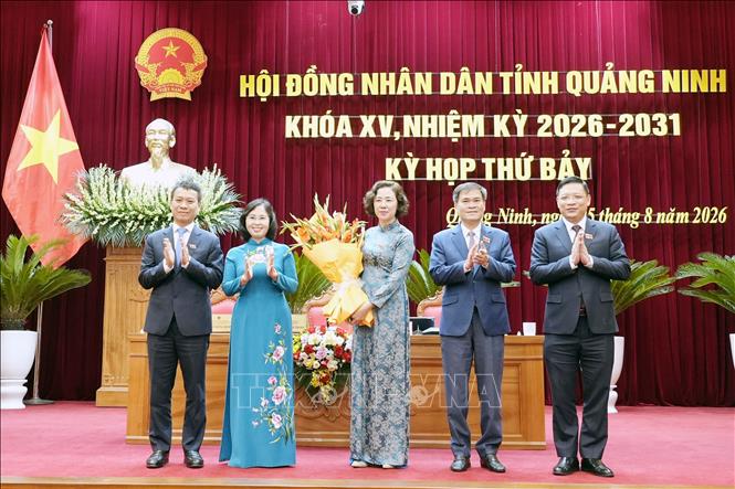 Lãnh đạo HĐND, UBND tỉnh Quảng Ninh tặng hoa chúc mừng bà Vũ Thị Mai Anh (thứ 3, phải sang). Ảnh: Văn Đức - TTXVN