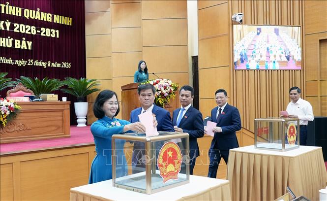 Bà Vũ Thị Mai Anh được bầu làm Phó Chủ tịch UBND tỉnh Quảng Ninh với tỷ lệ phiếu bầu 100% đại biểu có mặt. Ảnh: Văn Đức - TTXVN