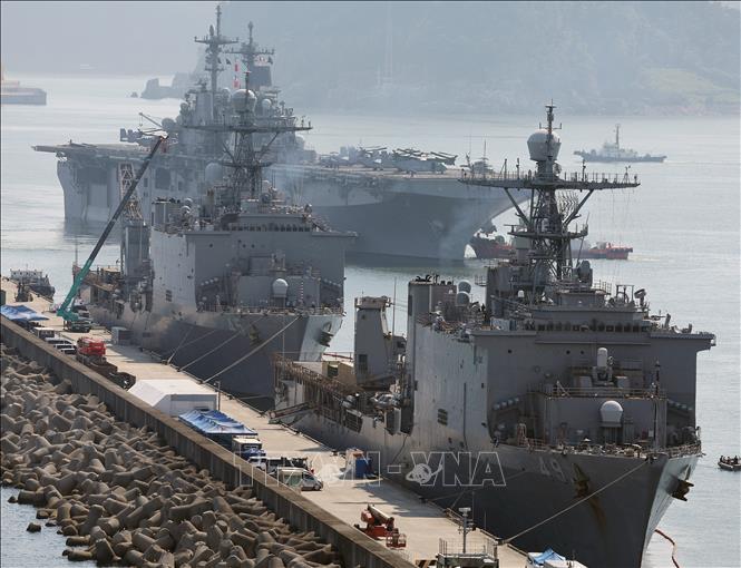 Các tàu đổ bộ USS Boxer, USS Comstock và USS Harpers Ferry (từ trên xuống) tiến vào một căn cứ hải quân tại thành phố cảng Busan, Đông Nam Hàn Quốc, để tham gia cuộc tập trận đổ bộ chung Ssangyong Mỹ-Hàn. Ảnh: Yonhap/TTXVN phát