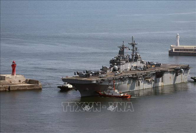Tàu đổ bộ USS Boxer tiến vào một căn cứ hải quân tại thành phố cảng Busan, Đông Nam Hàn Quốc, để tham gia cuộc tập trận đổ bộ chung Ssangyong Mỹ-Hàn. Ảnh: Yonhap/TTXVN phát