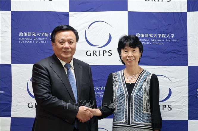 Đồng chí Nguyễn Xuân Thắng chụp ảnh kỷ niệm với Viện trưởng Viện GRIPS Hiroko Ota. Ảnh: Bùi Hà - PV TTXVN tại Nhật Bản