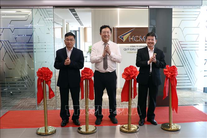 Các đại biểu thực hiện nghi thức khai trương văn phòng HCM VIF tại 123 Trương Định, phường Xuân Hòa. Ảnh: Tiến Lực - TTXVN