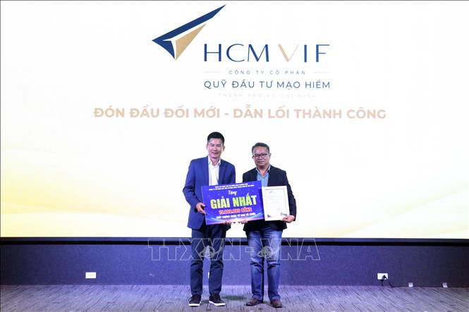 Trao giải Cuộc thi sáng tạo logo của HCM VIF. Ảnh: Tiến Lực - TTXVN