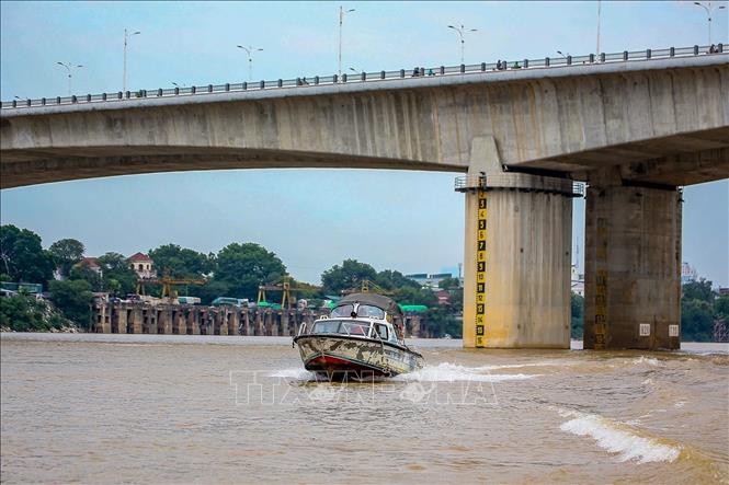 Cảnh sát đường thủy Hà Nội tăng cường tuần tra, kiểm soát trên tuyến sông Hồng trong mùa mưa lũ. Ảnh: Trung Nguyên - TTXVN.