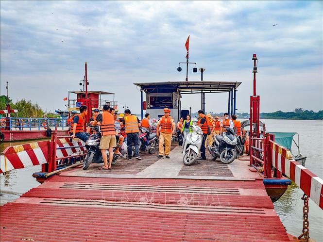 Cán bộ Đội Cảnh sát đường thủy số 2 kiểm tra điều kiện bảo đảm an toàn tại bến phà Văn Đức, xã Bát Tràng. Ảnh: Trung Nguyên - TTXVN