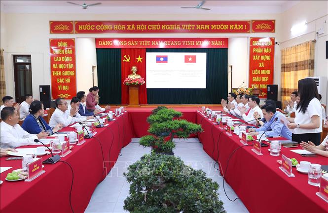 Đoàn đại biểu Ủy ban Mặt trận Lào xây dựng đất nước Thủ đô Vientiane thăm và làm việc với xã Liên Minh. Ảnh: Văn Điệp - TTXVN