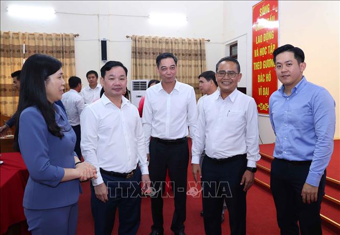 Các đại biểu trao đổi bên lề buổi làm việc. Ảnh: Văn Điệp - TTXVN