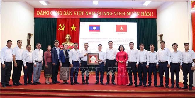 Lãnh đạo xã Liên Minh (Hà Nội) tặng quà lưu niệm cho Đoàn đại biểu Ủy ban Mặt trận Lào xây dựng đất nước Thủ đô Vientiane. Ảnh: Văn Điệp - TTXVN