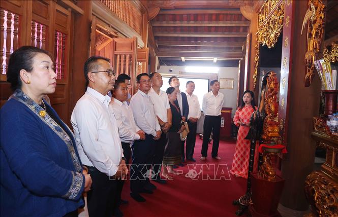 Ông Phongsavanh Siliphane, Ủy viên Trung ương Mặt trận Lào xây dựng đất nước, Ủy viên Ban Thường vụ Thành ủy, Chủ tịch Ủy ban cùng đoàn công tác tham quan di tích lịch sử đền thờ Thái sư Trần Quang Khải tại xã Liên Minh (Hà Nội). Ảnh: Văn Điệp - TTXVN