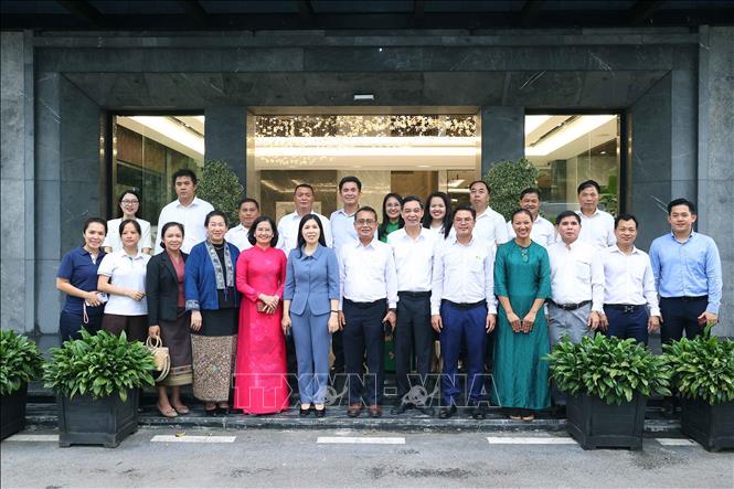 Ông Phongsavanh Siliphane, Ủy viên Trung ương Mặt trận Lào xây dựng đất nước, Ủy viên Ban Thường vụ Thành ủy, Chủ tịch Ủy ban cùng đoàn công tác tham quan mô hình sản xuất nông nghiệp công nghệ cao (Công ty cổ phần Lan Toàn cầu) tại xã Liên Minh (Hà Nội). Ảnh: Văn Điệp - TTXVN