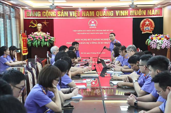 Viện Kiểm sát nhân dân khu vực 3 – thành phố Hà Nội rút kinh nghiệm sau phiên tòa tố tụng công ích ngày 25/8.
Ảnh: Kim Anh - TTXVN