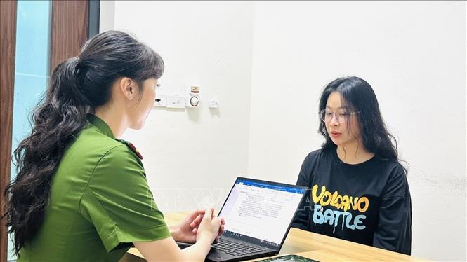 Đối tượng Lê Thị Thanh Hằng tại cơ quan công an. Ảnh: TTXVN phát 