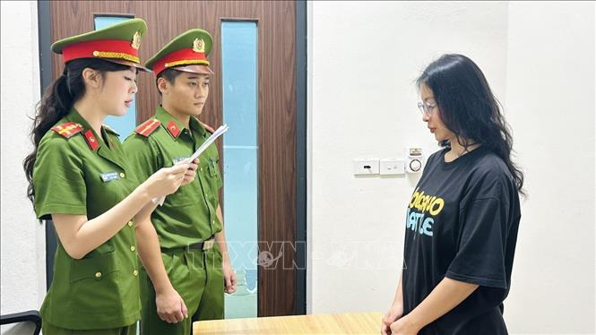 Cơ quan Cảnh sát điều tra, Công an tỉnh Thanh Hóa khởi tố vụ án, khởi tố bị can và áp dụng biện pháp ngăn chặn “Cấm đi khỏi nơi cư trú” đối với Lê Thị Thanh Hằng. Ảnh: TTXVN phát 
