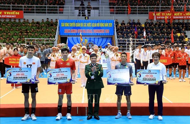 Các vận động viên, trọng tài đạt thành tích cá nhân xuất sắc tại giải đấu. Ảnh: Tuấn Anh - TTXVN