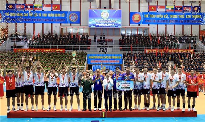 Đại tướng Nguyễn Tân Cương, Uỷ viên Trung ương Đảng, Tổng Tham mưu trưởng QĐND Việt Nam, Thứ trưởng Bộ Quốc phòng và Thứ trưởng Bộ Ngoại giao Ngô Lê Văn trao danh hiệu Vô địch cho Đội tuyển bóng chuyền Quân đội nhân dân Việt Nam. Ảnh: Tuấn Anh - TTXVN