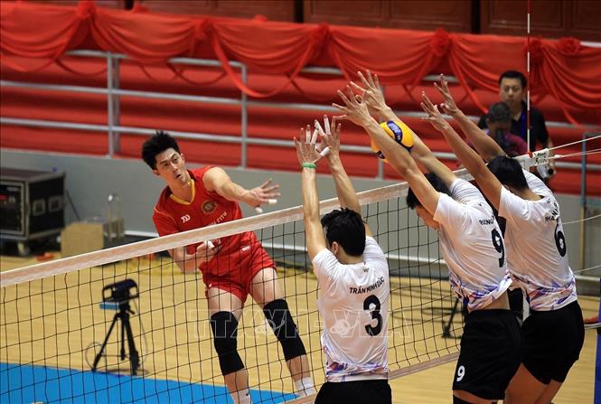 Pha chắn bóng của VĐV đội tuyển bóng chuyền Quân đội nhân dân Việt Nam trong trận chung kết gặp Công an Thành phố Hồ Chí Minh. Ảnh: Tuấn Anh - TTXVN