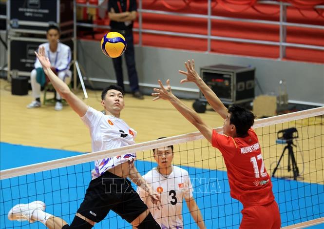 Pha tấn công trên lưới của VĐV đội tuyển bóng chuyền Quân đội nhân dân Việt Nam trong trận chung kết gặp Công an Thành phố Hồ Chí Minh. Ảnh: Tuấn Anh - TTXVN
