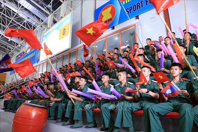 Cổ động viên cổ động nhiệt tình cho hai đội lọt vào chung kết. Ảnh: Tuấn Anh - TTXVN