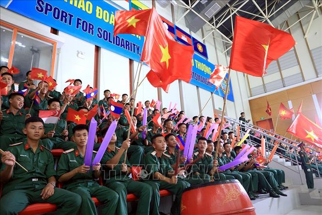 Cổ động viên cổ động nhiệt tình cho hai đội lọt vào chung kết. Ảnh: Tuấn Anh - TTXVN