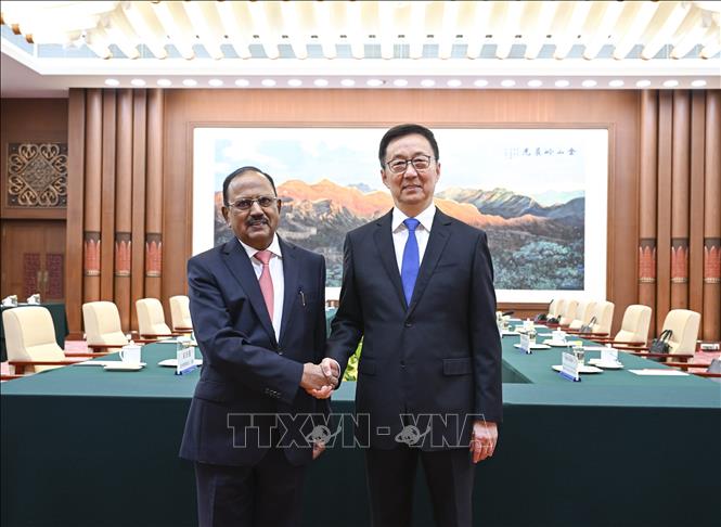 Cố vấn An ninh Quốc gia Ấn Độ Ajit Doval (trái) và Phó Chủ tịch Trung Quốc Hàn Chính tại cuộc gặp ở Bắc Kinh, ngày 25/8/2026. Ảnh: THX/TTXVN phát