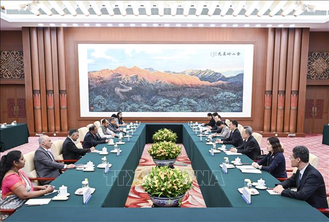Cố vấn An ninh Quốc gia Ấn Độ Ajit Doval và Phó Chủ tịch Trung Quốc Hàn Chính tại cuộc gặp ở Bắc Kinh, ngày 25/8/2026. Ảnh: THX/TTXVN phát