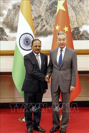 Cố vấn An ninh Quốc gia Ấn Độ Ajit Doval và Bộ trưởng Ngoại giao Trung Quốc Vương Nghị tại cuộc gặp ở Bắc Kinh, ngày 25/8/2026. Ảnh: ANI/TTXVN phát
