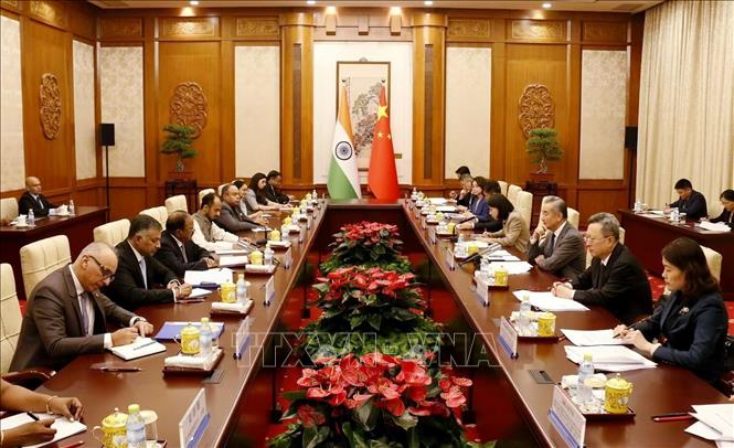 Cố vấn An ninh Quốc gia Ấn Độ Ajit Doval và Bộ trưởng Ngoại giao Trung Quốc Vương Nghị tiến hành vòng đàm phán lần thứ 25 giữa các Đại diện Đặc biệt về vấn đề biên giới, tại Bắc Kinh, ngày 25/8/2026. Ảnh: ANI/TTXVN phát