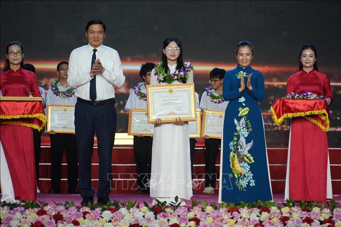 Lãnh đạo tỉnh Nghệ An trao thưởng cho 10.học sinh trường THPT Chuyên Phan Bội Châu đạt giải Nhất học sinh giỏi Quốc gia năm học 2025-2026. Ảnh: Bích Huệ - TTXVN