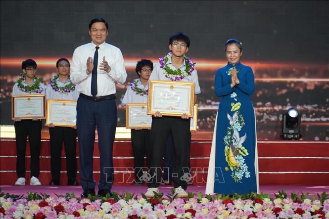 Lãnh đạo tỉnh Nghệ An trao thưởng cho.học sinh giỏi Quốc gia năm học 2025-2026. Ảnh: Bích Huệ - TTXVN