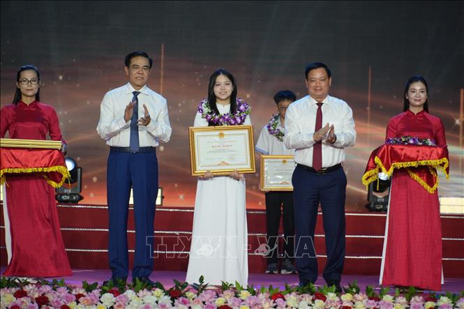 Lãnh đạo tỉnh Nghệ An trao thưởng cho.học sinh trường THPT Chuyên Phan Bội Châu đạt Huy chương Bạc tại các kỳ thi Olympic quốc tế và khu vực châu Á - Thái Bình Dương.  Ảnh: Bích Huệ - TTXVN