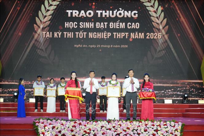 Lãnh đạo tỉnh Nghệ An trao thưởng cho 20 học sinh đạt điểm cao trong kỳ thi tốt nghiệp THPT năm  2026. Ảnh: Bích Huệ - TTXVN