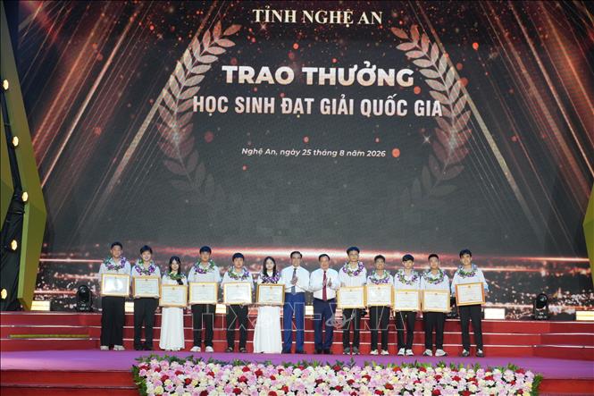 Lãnh đạo tỉnh Nghệ An trao thưởng cho 10.học sinh trường THPT Chuyên Phan Bội Châu đạt giải Nhất học sinh giỏi Quốc gia năm học 2025-2026. Ảnh: Bích Huệ - TTXVN