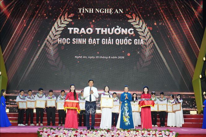 Lãnh đạo tỉnh Nghệ An trao thưởng cho 113 học sinh giỏi Quốc gia năm học 2025-2026. Ảnh: Bích Huệ - TTXVN