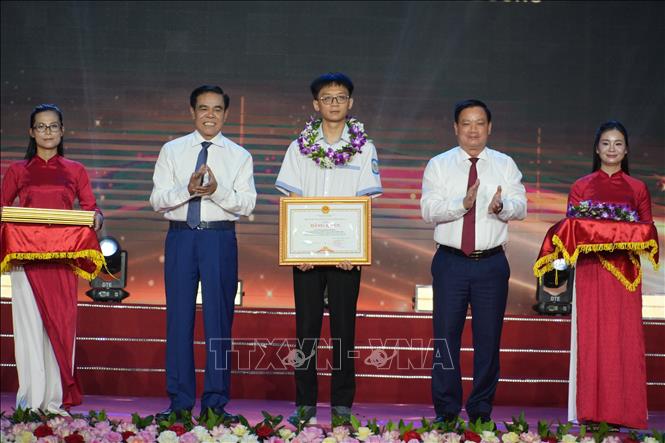 Lãnh đạo tỉnh Nghệ An trao thưởng cho em Nguyễn Hoàng Phương, học sinh Trường THPT Chuyên Phan Bội Châu đạt Huy chương Bạc tại các kỳ thi Olympic quốc tế và khu vực châu Á - Thái Bình Dương về môn Toán. Ảnh: Bích Huệ - TTXVN