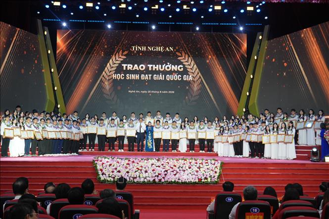 Lãnh đạo tỉnh Nghệ An trao thưởng cho 113 học sinh giỏi Quốc gia năm học 2025-2026. Ảnh: Bích Huệ - TTXVN