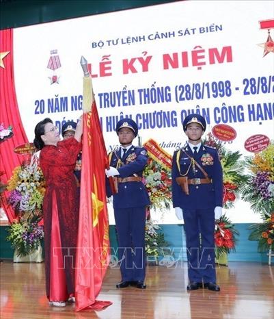 Chủ tịch Quốc hội Nguyễn Thị Kim Ngân trao Huân chương Quân công hạng Ba cho lực lượng Cảnh sát biển Việt Nam (2018). Ảnh: Trọng Đức - TTXVN