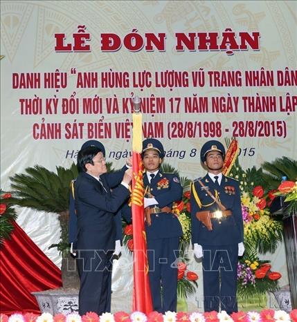 Chủ tịch nước Trương Tấn Sang trao Danh hiệu ''Anh hùng lực lượng vũ trang nhân dân'' cho lực lượng Cảnh sát biển Việt Nam (Hà Nội, 28/8/2015). Ảnh: Nguyễn Khang - TTXVN