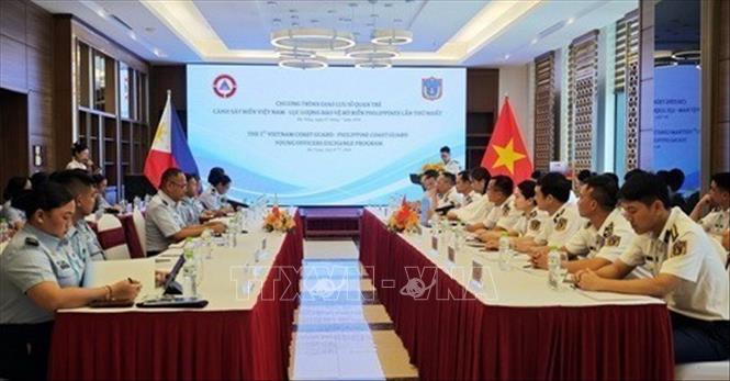 Sĩ quan trẻ Cảnh sát biển Việt Nam và Lực lượng Bảo vệ bờ biển Philippines trao đổi kinh nghiệm thực thi pháp luật trên biển trong Chương trình giao lưu sĩ quan trẻ Cảnh sát biển Việt Nam và Lực lượng Bảo vệ bờ biển Philippines, ngày 7/7/2026, tại thành phố Đà Nẵng. Ảnh: Trần Tĩnh - TTXVN