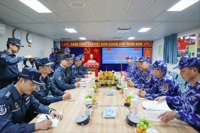 Thiếu tướng Lê Quang Đạo, Tư lệnh Cảnh sát biển Việt Nam và Thiếu tướng Uất Trung, Cục trưởng Cục Cảnh sát biển Trung Quốc đồng chủ trì hội đàm trong Chuyến tuần tra liên hợp giữa Cảnh sát biển Việt Nam và Cảnh sát biển Trung Quốc lần thứ nhất - năm 2023. Ảnh: Trung Nguyên - TTXVN
