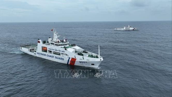 Tàu Cảnh sát biển Việt Nam CSB 8001 và tàu Cảnh sát biển Indonesia KN.Pulau Dana-323 thực hiện xác định tọa độ tàu bị nạn trên biển và tiến hành dập tắt đám cháy trong chương trình luyện tập chung. Ảnh: Huỳnh Sơn - TTXVN