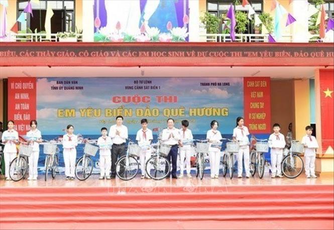 Bộ Tư lệnh Vùng Cảnh sát biển 1 tặng xe đạp cho học sinh có hoàn cảnh khó khăn. Ảnh: TTXVN phát