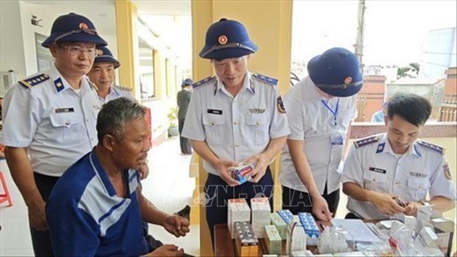 Trung tướng Bùi Quốc Oai, Bí thư Đảng ủy, Chính ủy Cảnh sát biển Việt Nam, thăm hỏi người dân đang được khám chữa bệnh và cấp thuốc miễn phí tại xã đảo Nhơn Châu, tỉnh Gia Lai. Ảnh: Khoa Chương - TTXVN
