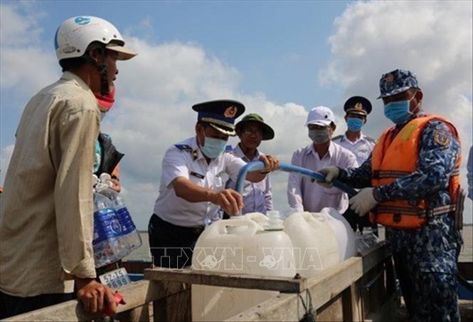 Lực lượng Vùng Cảnh sát biển 3 tổ chức tuyên truyền, triển khai Luật Cảnh sát biển Việt Nam đồng thời hỗ trợ tiếp nước, nhu yếu phẩm… cho ngư dân trên biển tại địa bàn. Ảnh: TTXVN phát